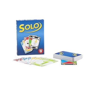 Eenpersoons kaartspel doos met actiekaarten en kaartspel, voor een witte achtergrond