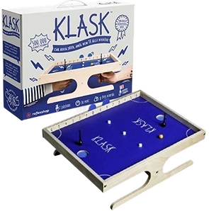 Klask houten tafelactie spel doos en blauwe speelbord met magnetische stukken