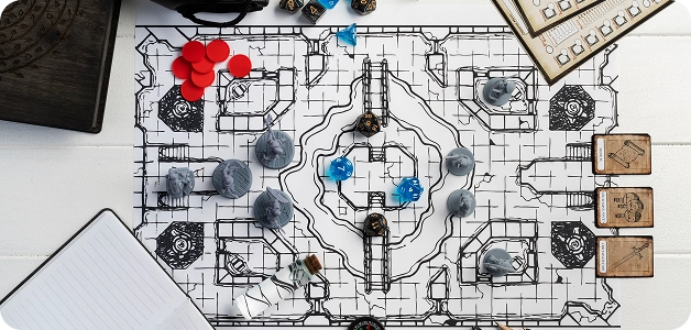 Een bordspel op een rasterkaart met blauwe en zwarte dobbelstenen, rode speelstukken, figuurtjes, kaarten, een kompas, potloden en een notitieboekje